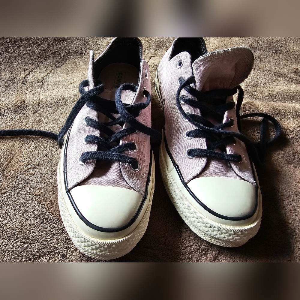 Light Lilac/Pinkish Converse Sneakers with Black Laces